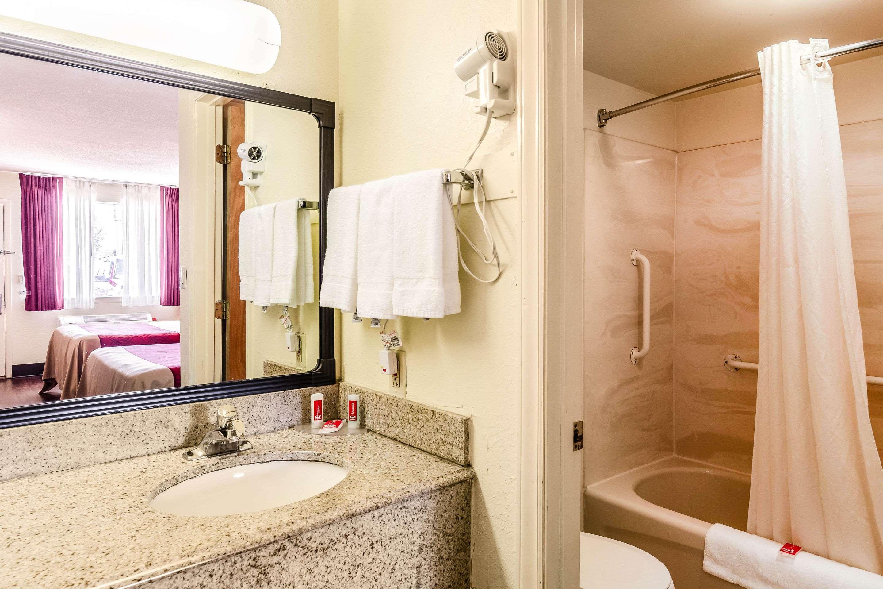 Econo Lodge Christiansburg-Blacksburg I-81 Esterno foto